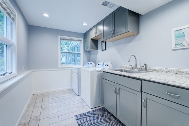 Building Photo - 232 Meadowbriar Rd