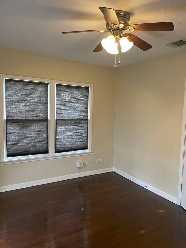Building Photo - Charming Olmos Park Terrace Rental