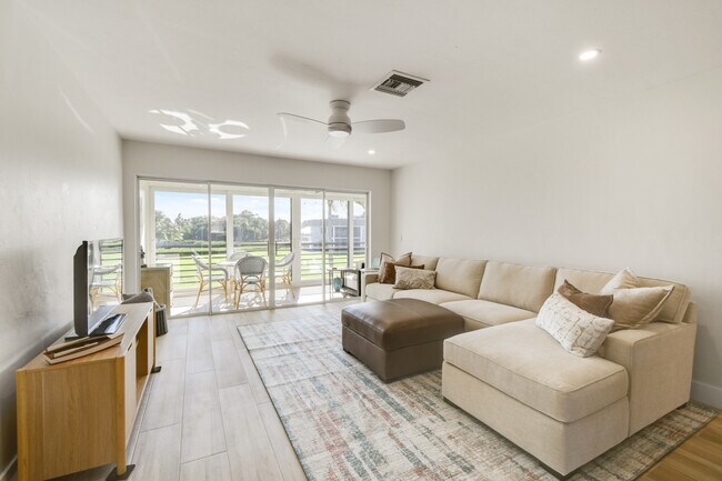 Building Photo - 755 Saturn St