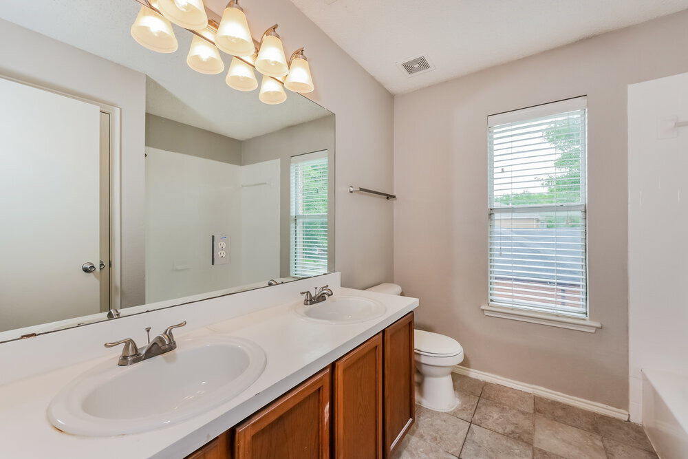 Building Photo - 819 Creekside Dr