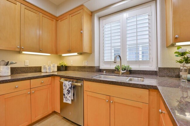 Building Photo - 492 Tyndall St