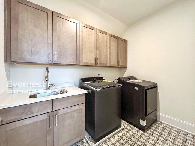 Building Photo - 2517 Canopy Ct