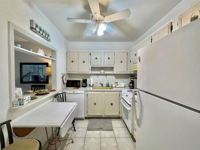 Building Photo - 259 S Cypress Rd