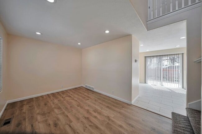 Building Photo - Awesome remodel home in great location w a...