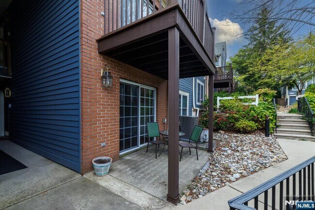 Building Photo - 372 Cambridge Dr