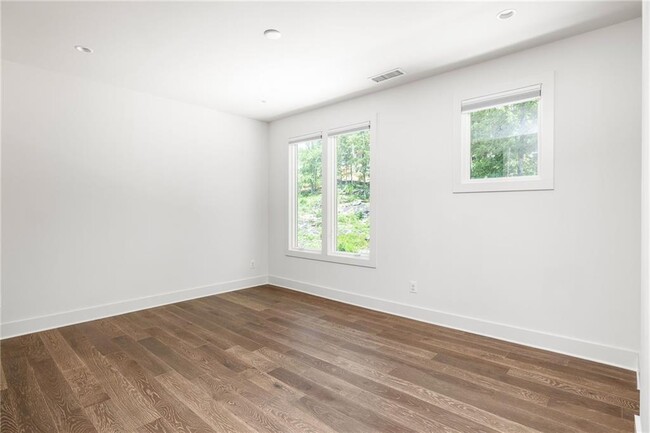Building Photo - 10900 Serenbe Ln
