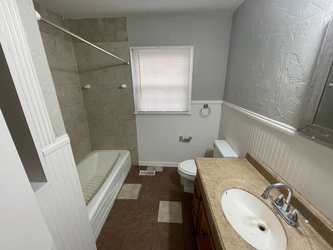 Building Photo - 4 Bedroom, 2 Bath  in the heart of Abilene!!