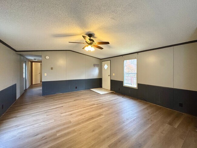 Building Photo - 3/2 Split Floor Plan!