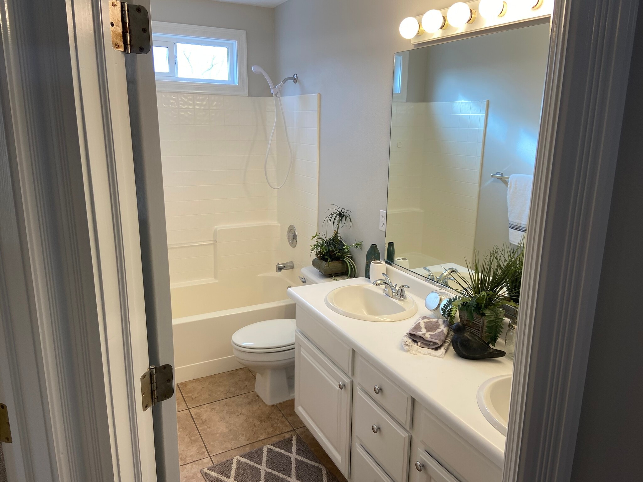 Shared Bathroom - 163 N Stone Mountain Dr
