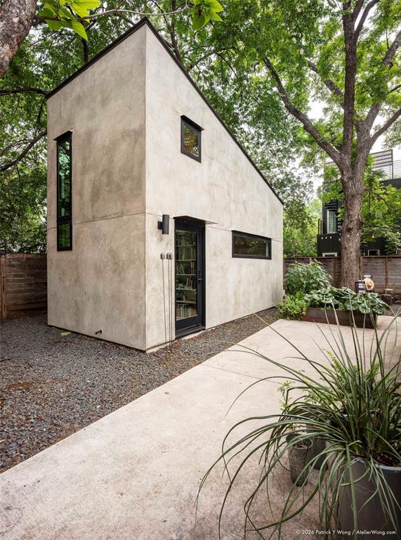 Building Photo - 303 Navasota St