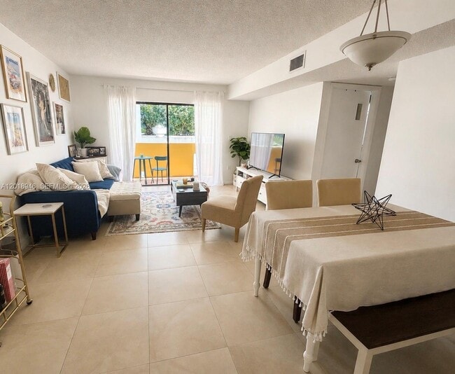 Building Photo - 2924 Collins Ave