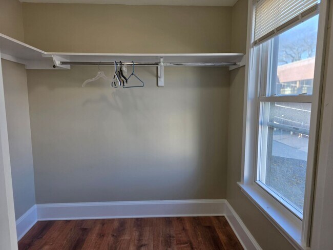 Building Photo - No Brokers Fee, In-Unit Laundry, Eat-in Kitchen, Large bedrooms, 3 Full Bathrooms