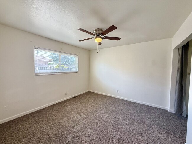 Building Photo - Comfortable 3 bedroom in convenient Hollister location