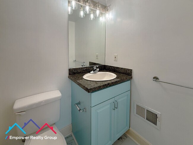 Building Photo - Spacious 3 Bedroom 2 Baths Corner Condo