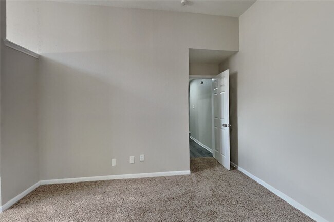 Building Photo - 2811 Pineleaf Dr