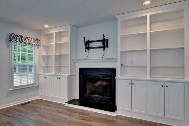 Building Photo - Renovated and Updated Woods of Tabb Home