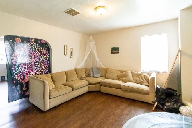 Building Photo - PRELEASING for AUGUST! Close to Campus