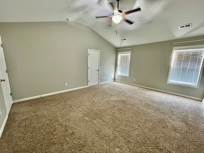 Building Photo - Three bedroom with finished basement in Hamburg!