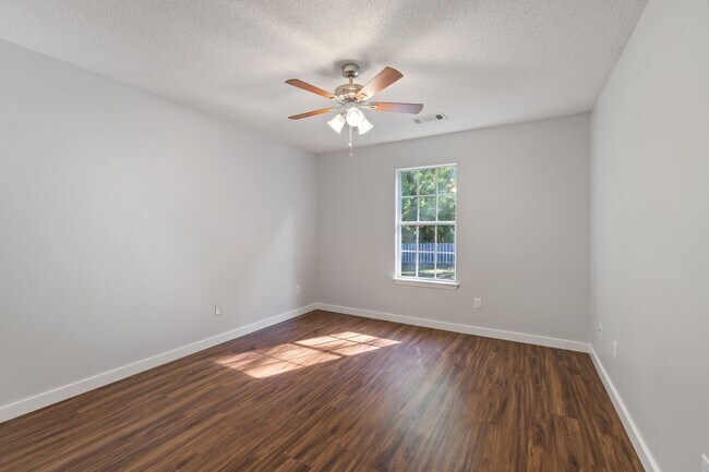 Building Photo - Home in Haskell