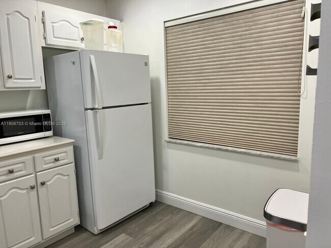 Building Photo - 1208 Bahama Bend