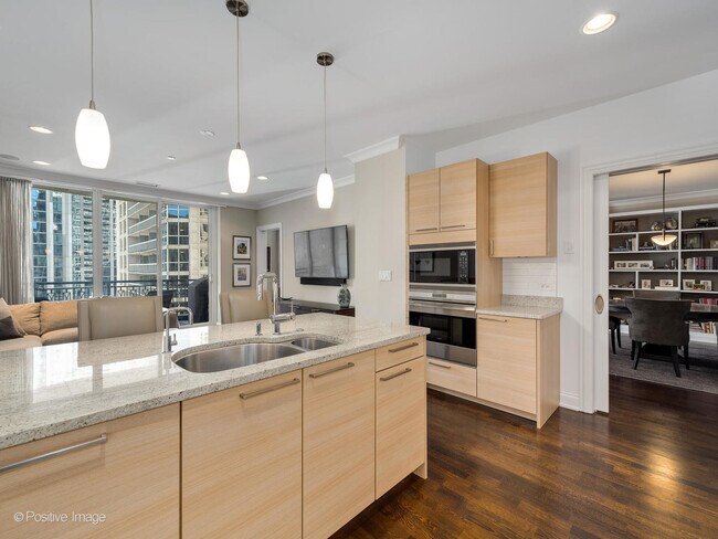 Building Photo - 10 E Delaware Pl