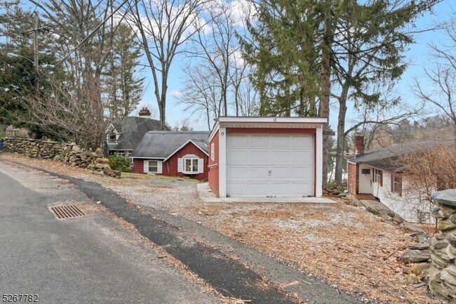 Building Photo - 13 S Shore Trail