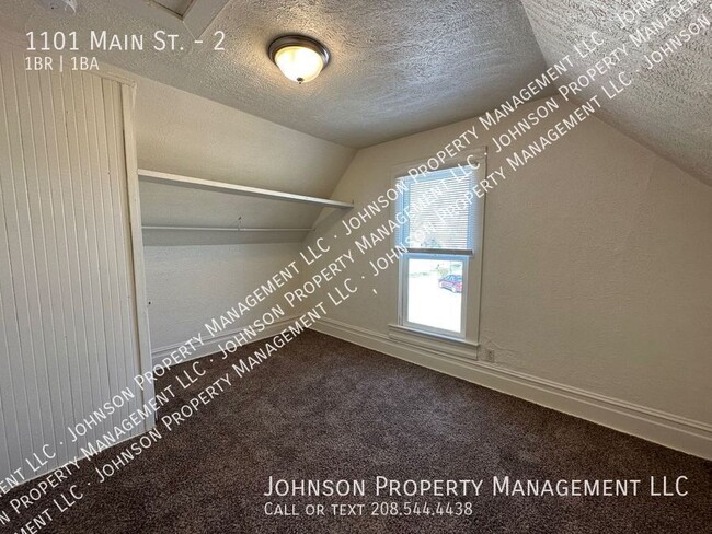 Building Photo - Cozy One-Bedroom Upstairs Apartment in His...
