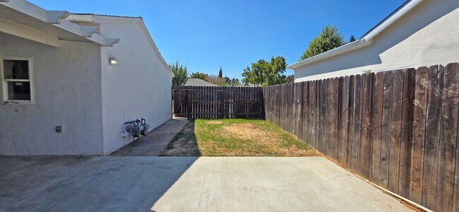 Building Photo - 1021 Buckeye Dr