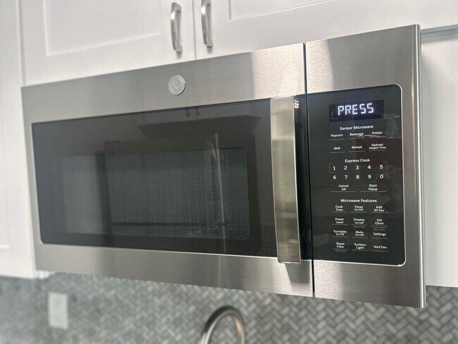 Building Photo - Renovated Treasure Island 1BR Condo - Steps to the Beach!