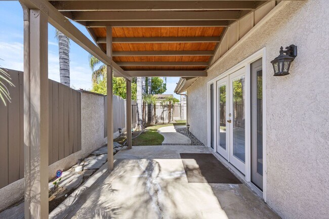 Building Photo - 605 N El Rio Dr