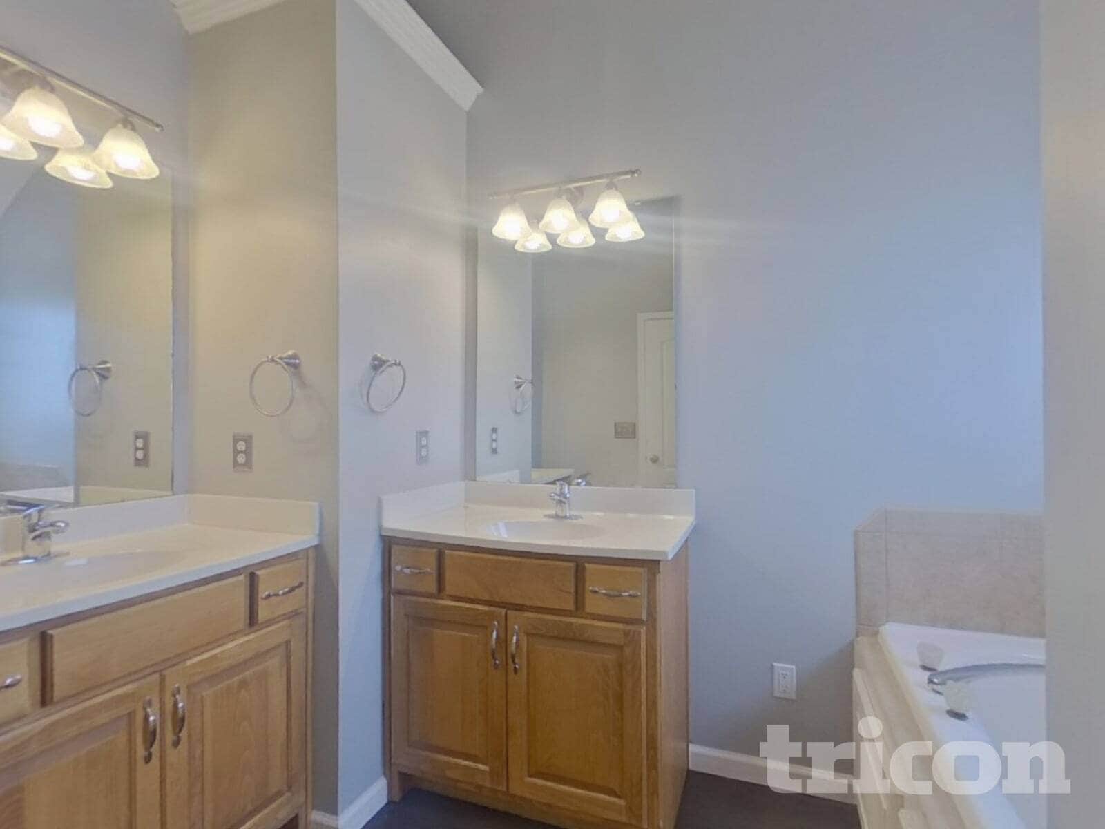 Building Photo - 10201 N Lewis Ave