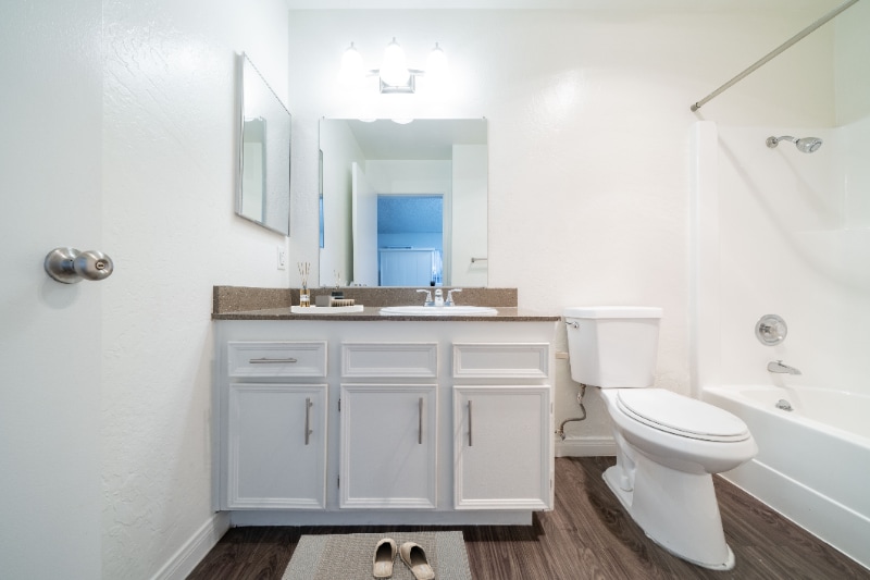 Building Photo - 800 E Bobier Dr