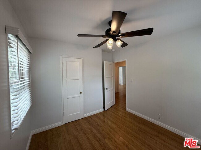 Building Photo - 4123 W Toluca Lake Ave