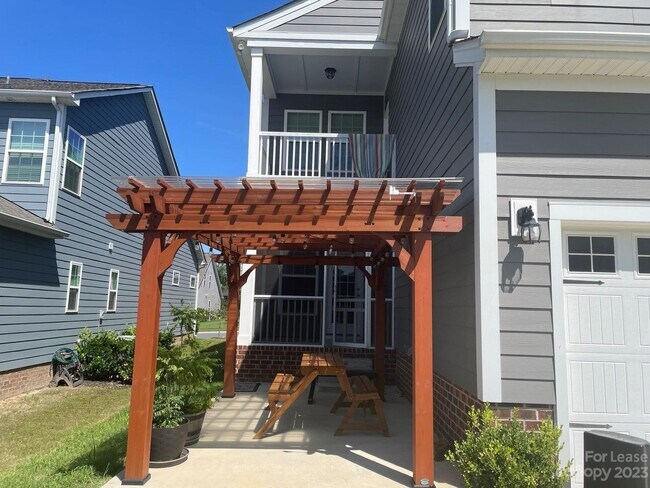 Building Photo - 6130 Cloverdale Dr