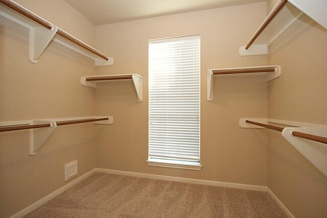 Building Photo - 1615 Greenleaf Oaks Dr