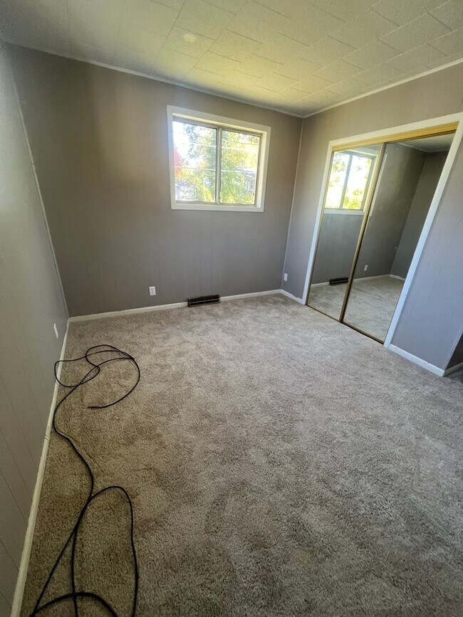 Building Photo - 3 Bedroom One Bath House in Bissell Hills ...