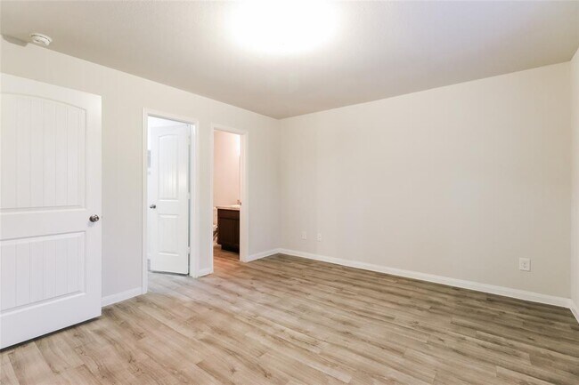 Building Photo - 321 N Meadows Dr