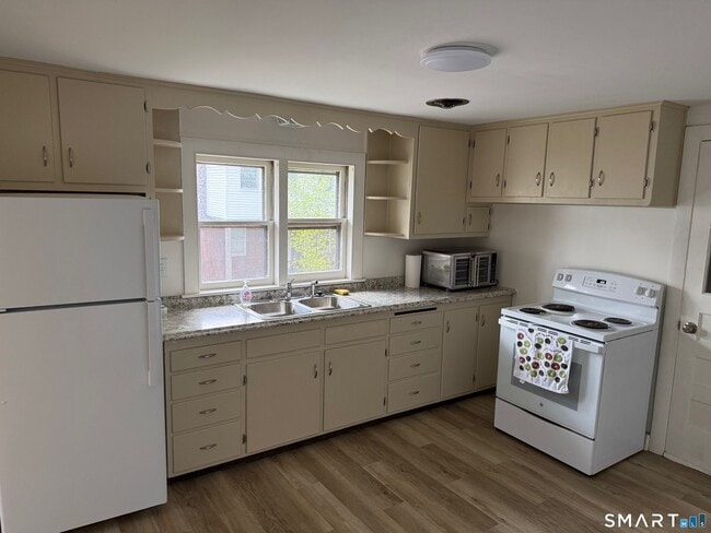 Building Photo - 82 Mountain Rd