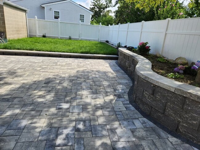 Building Photo - 121 Ledge St