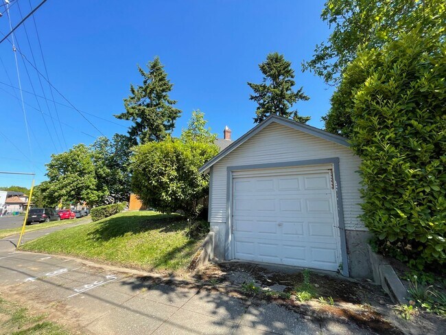 Building Photo - 4br/2ba house with fenced yard & detached garage
