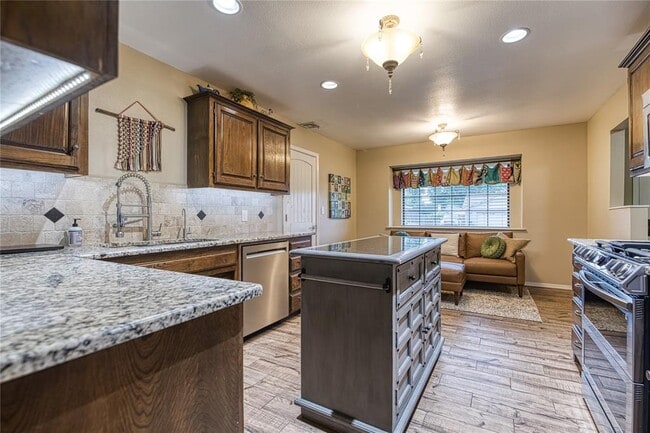 Building Photo - 1304 Lynnwood Dr