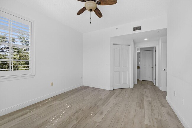 Building Photo - 5301 Myrtlewood Cir E