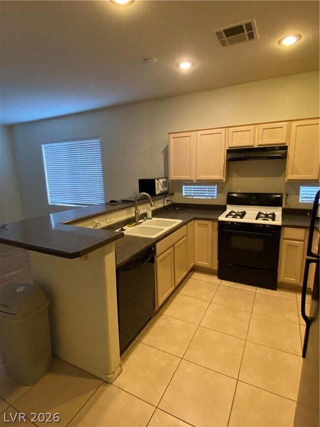 Building Photo - 10555 Lessona St