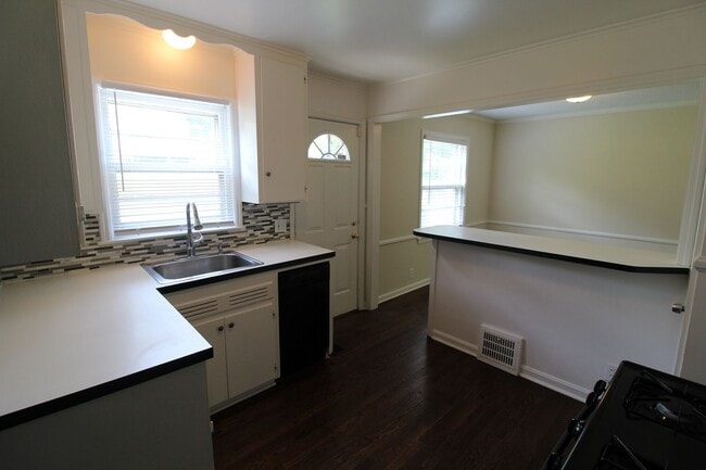 Building Photo - 2 Bedroom 1 Bath Home in Mission Kansas