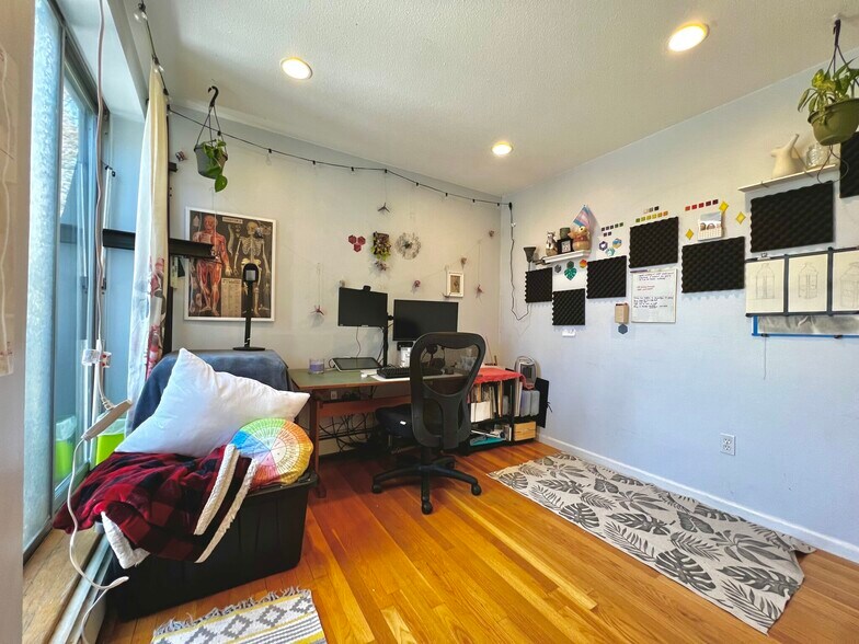 Building Photo - 142 Kenrick St