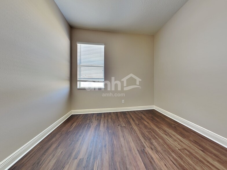 Building Photo - 406 9th St NE