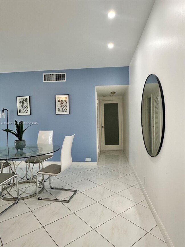Building Photo - 4747 Collins Ave