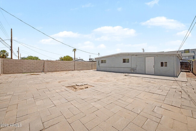 Building Photo - 2038 E Lemon St