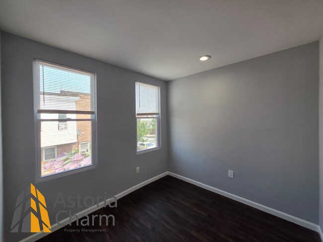 Building Photo - Fully Renovated 3 Bed 3 Bath End Unit Rowhome with Den, Ensuite and Finished Basement