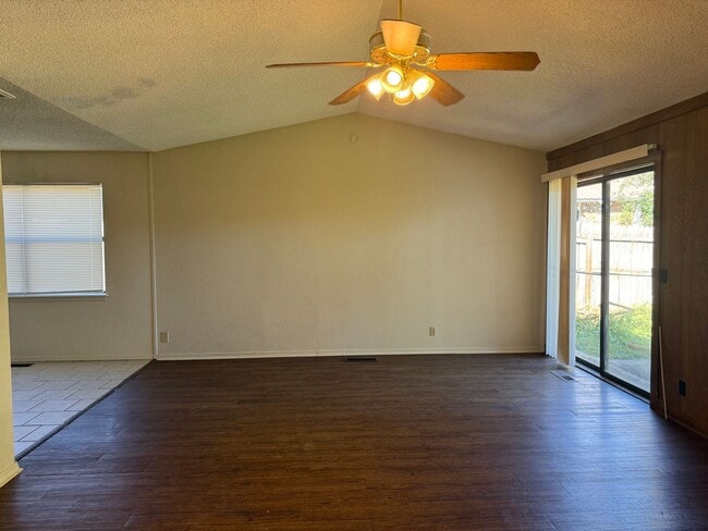 Building Photo - Three bedroom Duplex, Fenced Yard, Union S...